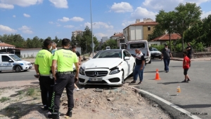 Kayseri'de iki otomobil çarpıştı: 8 yaralı