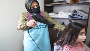 Kayseri'de kırsal mahallelerde "mobil berberle" ücretsiz tıraş ve kuaför hizmeti veriliyor