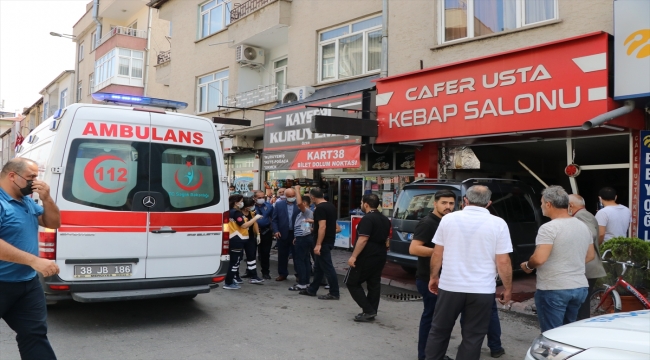 Kayseri'de kontrolden çıkan otomobil lokantaya girdi: 2 yaralı