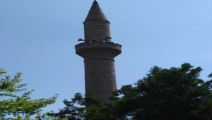 Kayseri'de temizlemek için çıktığı minarede mahsur kalan kişiyi itfaiye kurtardı