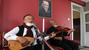 Kayseri yöresindeki ağıtları derleyen emekli öğretmen bağlamasını elinden düşürmüyor 