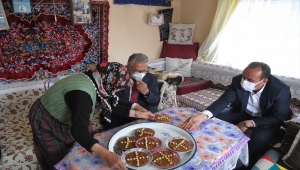 Kayserili 75 yaşındaki Necibe nine, Erciyes'i görme hayalini gerçekleştiren Büyükkılıç'ı evinde ağırladı