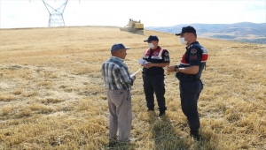 Kırıkkale'de jandarma anız yangınlarına karşı çiftçilere drone ile broşür dağıttı