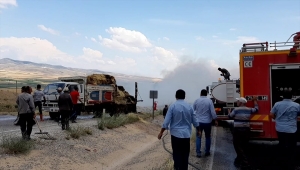 Kırıkkale'de seyir halindeki kamyonun kasasındaki sap balyaları yandı