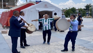 Kırşehir'de taraftar grubundan aşı uygulamasına davul zurnalı destek
