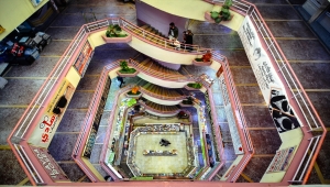 Kitap kokusuyla müziğin tınısını buluşturan çarşı, mimarisiyle baş döndürüyor