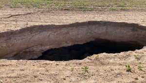 Konya'da bir tarlada 20 metre çapında, 15 metre derinliğinde obruk oluştu