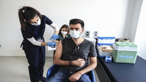 Kovid-19'la mücadelede 25 yaş ve üzerindekilerin aşılanmasına başlandı