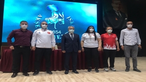 Milli halterci Nuran Yalçın, Akşehir Belediyesi'nce altınla ödüllendirildi 