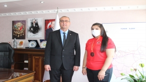 Milli halterci Nuran Yalçın, Yunak Belediyesi'nce altınla ödüllendirildi