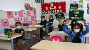 Nevşehir Belediyesince çevre bilinci oluşturulması amacıyla öğrencilere kitap seti dağıtıldı