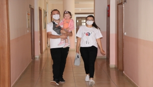 Niğde'de 2008 yılında başladığı üniversiteden mezun olan öğrenci, diplomasını çocuğuyla aldı