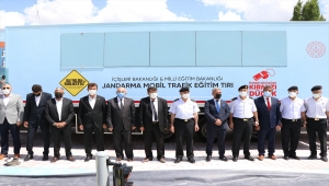 Niğde'de traktörlerin karıştıkları trafik kazalarının önlenmesi amacıyla çiftçilere reflektör dağıtıldı