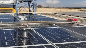 Panel temizleyen robotlar, güneş santrallerinde enerji verimliliğini artırıyor