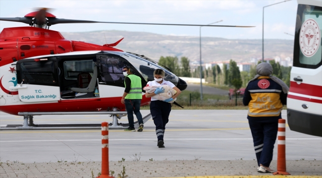 Sivas'ta ambulans helikopter zatürre olan "Meliha bebek" için havalandı