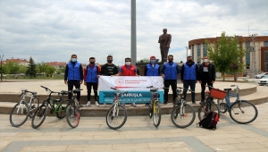 Sivas'ta bisikletli gençler Dünya Çevre Günü'nde şehitlikte temizlik yaptı