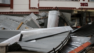 Sivas'ta fırtına nedeniyle bazı binaların çatısı uçtu