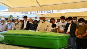 Sivas'ta mezuniyet fotoğrafı çekimi dönüşünde kazada ölen lise öğrencisinin cenazesi defnedildi