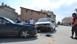 Sivas'ta otomobil ile hafif ticari araç çarpıştı: 7 yaralı
