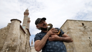 Sivaslı hayvanseverin "Çelik Naz" adını verdiği ördek yavrusuyla dostluğu ilgi görüyor 