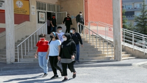 Yozgat ve Kayseri'de ortaokul ile liselerde yüz yüze eğitim sevinci yaşandı