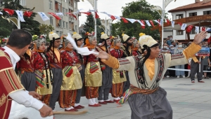 62. Uluslararası Akşehir Nasreddin Hoca Şenlikleri'nde halk oyunları gösterileri yapılıyor