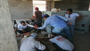 AK Parti Ereğli İlçe Başkanı Zübeyir Dursun, inşaat işçilerine karpuz ikram etti