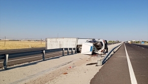 Aksaray'da kamyonet ile hafif ticari araç devrildi: 6 yaralı