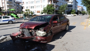 Aksaray'da minibüsle otomobil çarpıştı: 5 yaralı