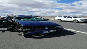 Aksaray'da otomobil tıra çarptı: 6 yaralı