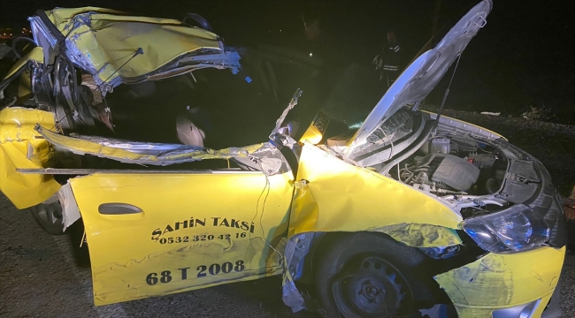 Aksaray'da ticari taksi arpa yüklü traktör römorkuna çarptı: 1 ölü, 2 yaralı