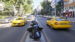 Ankara'nın Çankaya ilçesinde toplu iş sözleşmesini protesto eden işçiler çöpleri toplamadı