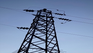 Beypazarı'nda kopan elektrik nakil hattı teli yangına neden oldu