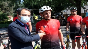 Çankırılı 15 Temmuz şehitlerinin kabrinden alınan toprak bisikletlerle Ömer Halisdemir'in mezarına götürülüyor