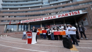 CHP'li Özkoç, kentsel dönüşüm kararı alınan Tozkoparan Mahallesi sakinleriyle basın açıklaması yaptı: