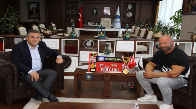 Dünya şampiyonu Toptanoğlu'ndan Başkan Demirbaş'a ziyaret 