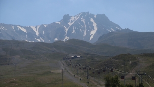 Erciyes "Tekir Yaylası"na kurulan çadırlarda tatilciler, serin havanın keyfini çıkarıyor