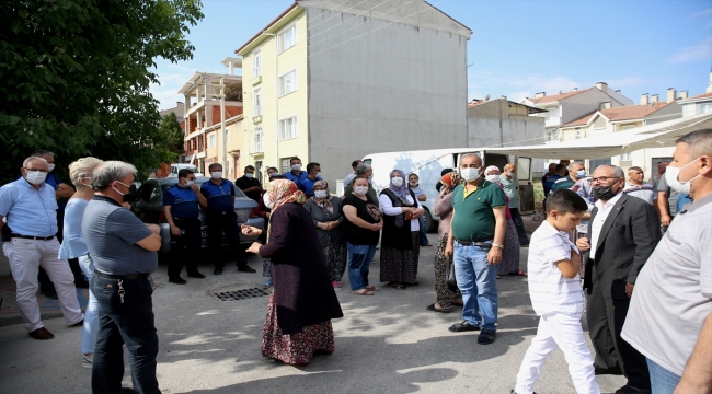 Eskişehir'de 30 bin nüfuslu mahallede yaşayan vatandaşlar açık semt pazarının kurulmamasına tepki gösterdi