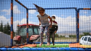 Eskişehir'de bir grup yardımsever mevsimlik tarım işçilerinin çocukları için seyyar oyun parkı oluşturdu 