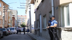 Eskişehir'de kaldırımdan aracını çekmesini isteyen polisleri tüfekle tehdit ettiği iddia edilen şüpheliye gözaltı