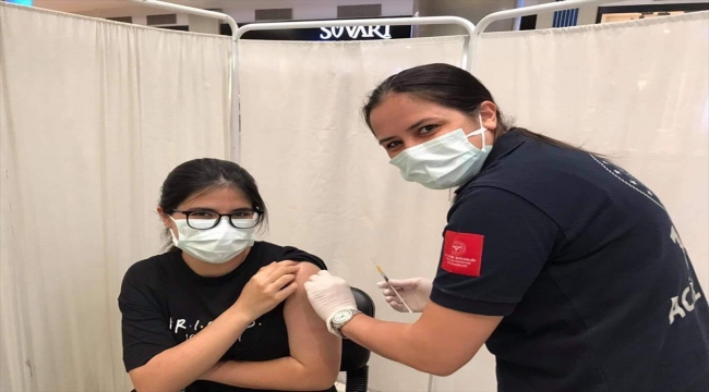 Hemşire anne, yerinde aşı uygulaması kapsamında kızına AVM'de Kovid-19 aşısı yaptı