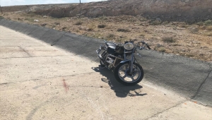 Karaman'da devrilen motosikletteki baba ile kızı yaralandı