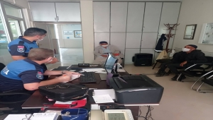 Karapınar'da engelli gibi davranıp vatandaştan para talep eden iki dilenciye, ceza kesildi