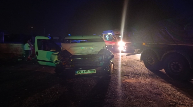 Kırıkkale'de hafif ticari araç ile tır çarpıştı: 5 yaralı