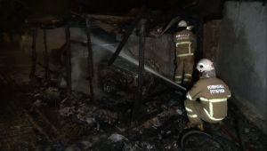 Kırıkkale'de park halindeki otomobil yandı, yandaki iki kurbanlık son anda alevlerden kurtarıldı