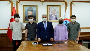 Kırşehir Valisi Akın, LGS'de dereceye giren öğrencileri ödüllendirdi