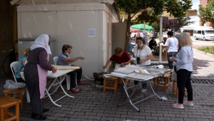 Kırşehirli hayırsever kadınlar yöresel "çığırtma" böreği satarak öğrencilere burs sağlıyor