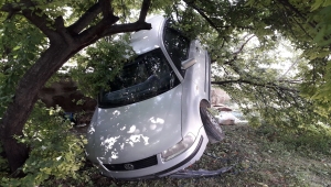 Konya'da otomobil ağaçta asılı kaldı