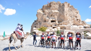 Malezyalı bisikletçiler, Kapadokya'da peribacaları arasında pedal çevirdi