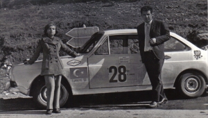 Ralli şampiyonu 72 yaşındaki "süper babaanne", yeni yaşına 9 yaşındaki torunuyla yarışarak girdi